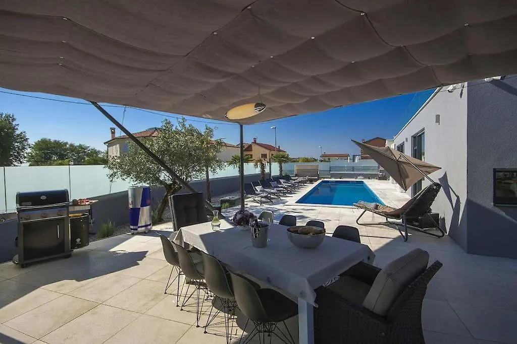 Villa Birdhouse Labinci
